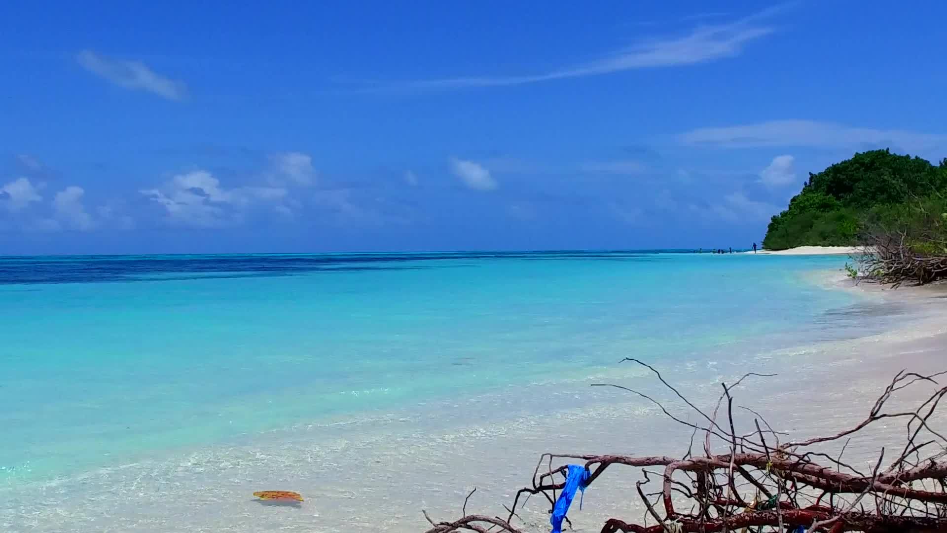 日出后蓝色环礁湖的白沙面背景冲破海滩破碎的豪华视频的预览图