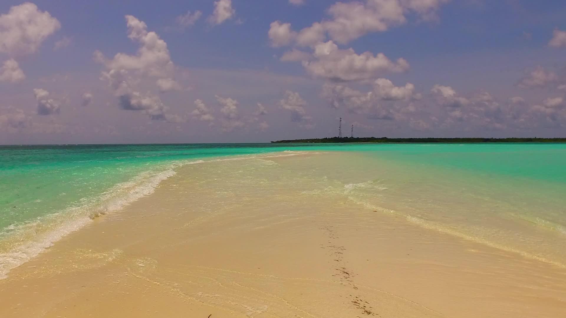 蓝色的海洋和靠近海浪的白色海滩的宁静海滩时光视频的预览图