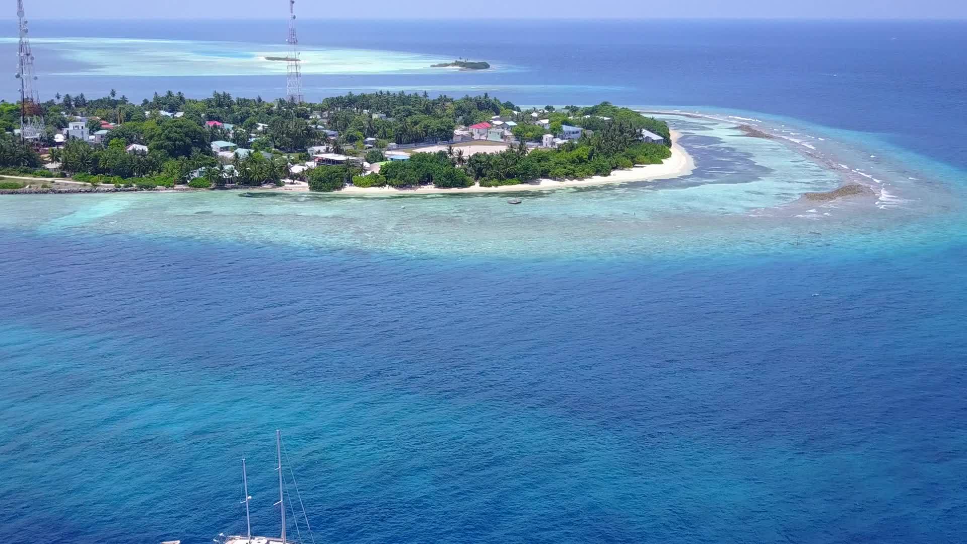 安静的海岸背景是透明的环礁湖和棕榈树附近的白色海滩视频的预览图