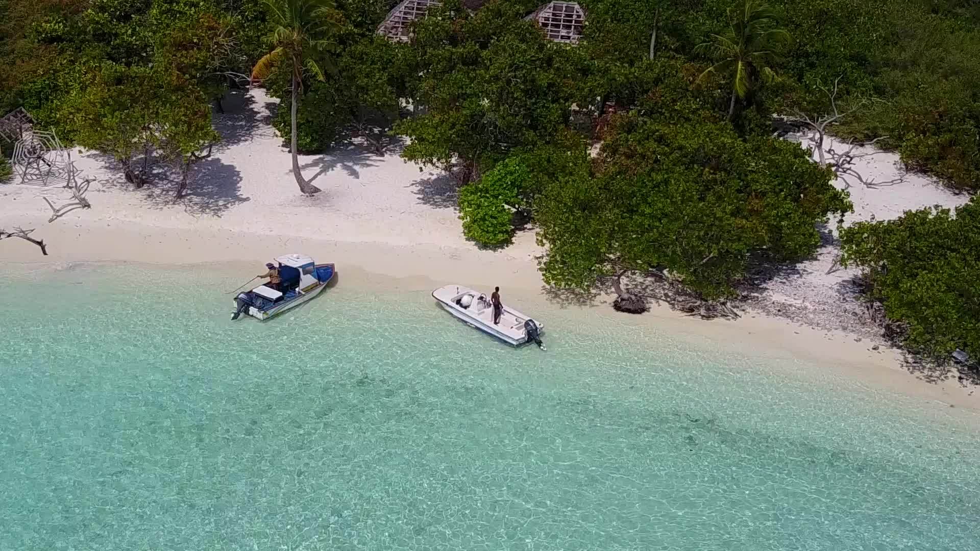 透过透明的海洋有白色的沙子背景靠近冲浪的地方视频的预览图