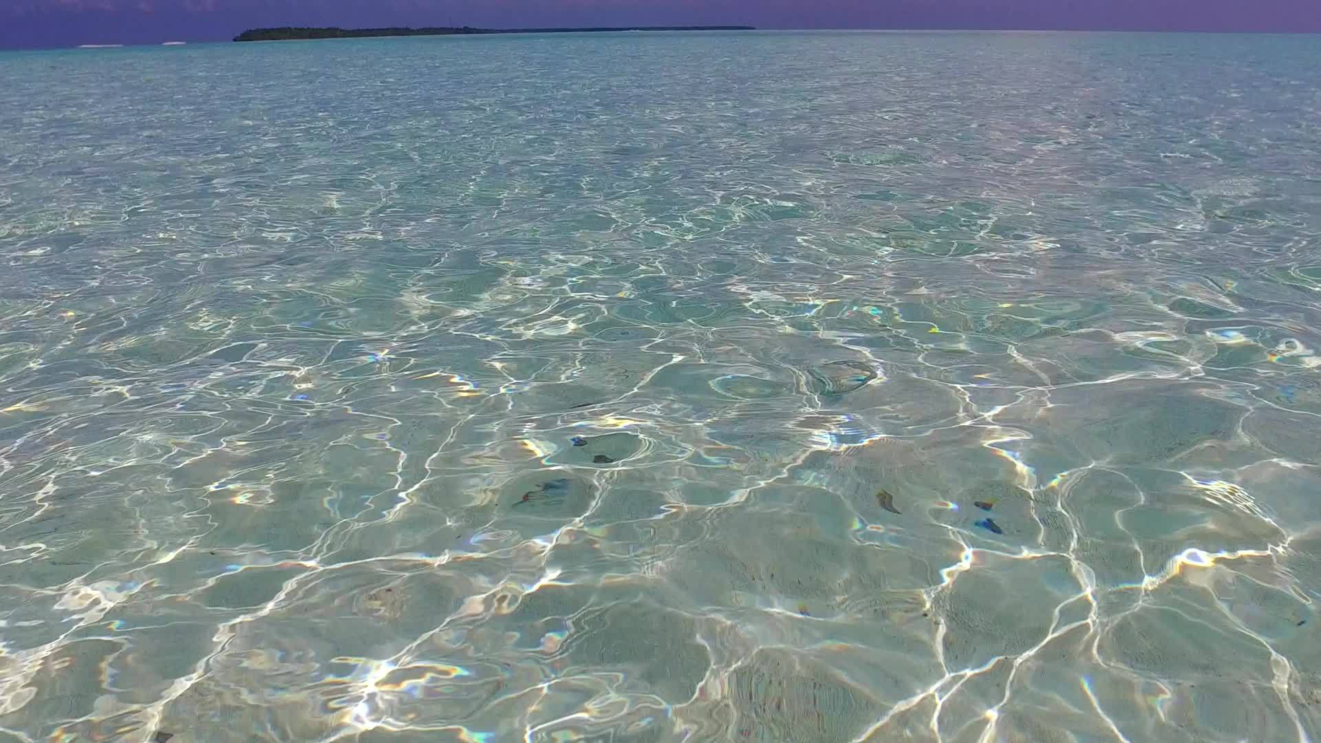 日落前通过水蓝环礁湖和安静的旅游海滩清洁海滩背景视频的预览图