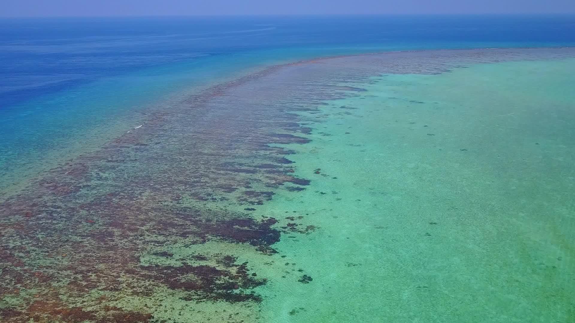 蓝色环礁湖宽阔的天空在蓝泻湖附近有一个干净的沙土背景视频的预览图