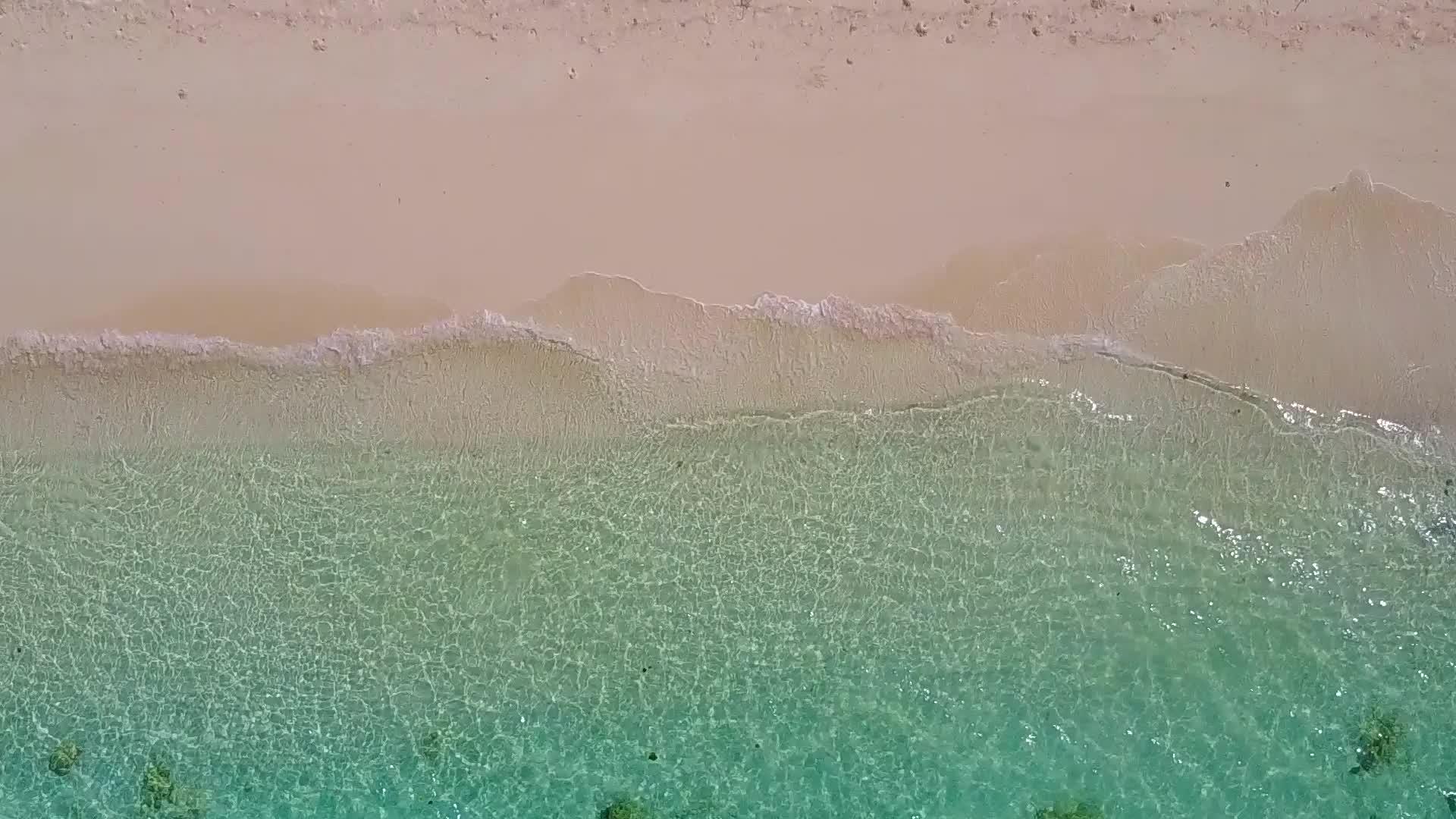 阳光明媚的豪华海滨海滩纹理从透明海洋出发视频的预览图