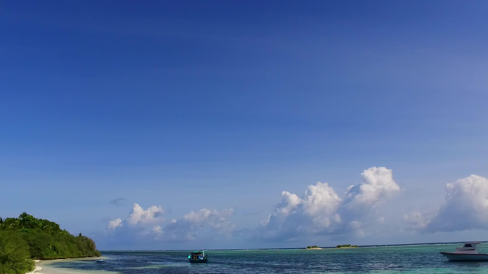 通过水蓝色海洋和珊瑚礁附近的白色海滩背景复制和放松视频的预览图