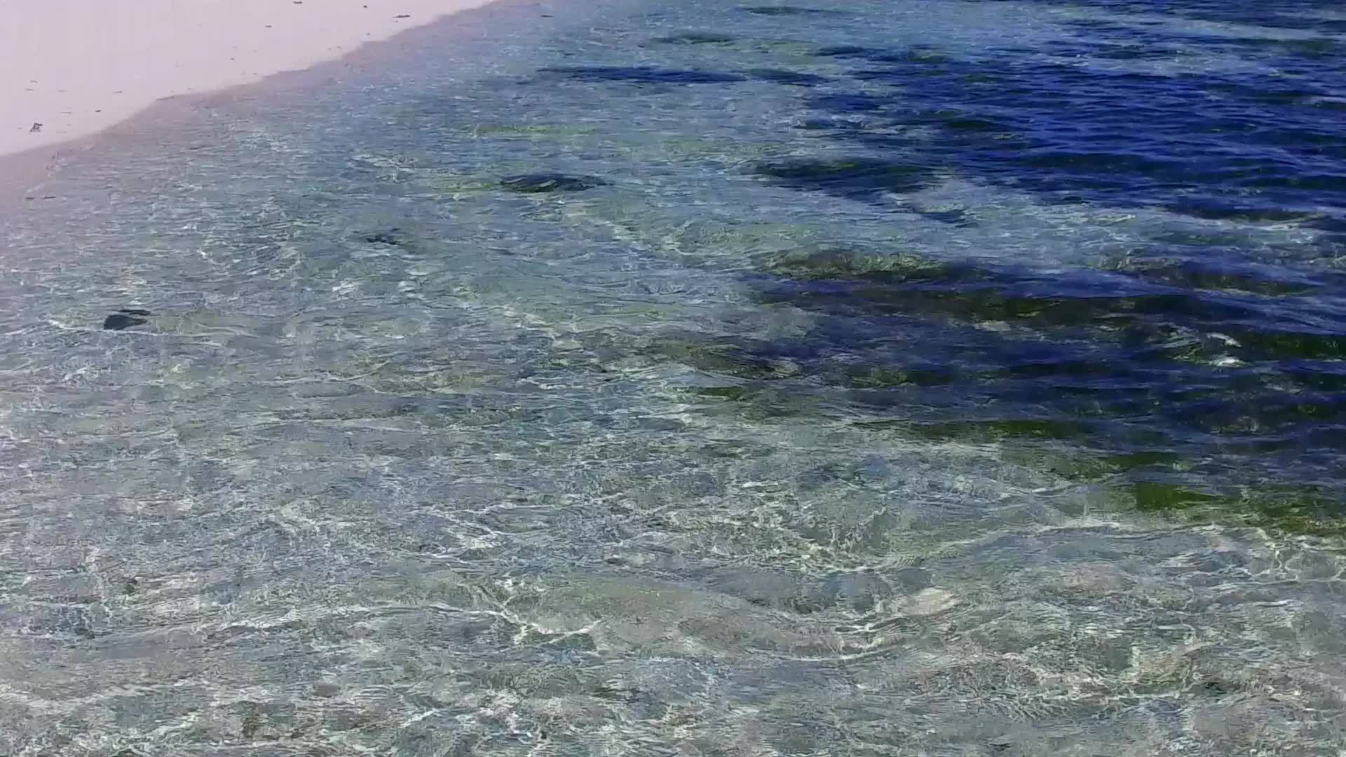 蓝色环礁湖使用浅蓝色环礁湖在度假胜地附近清洁沙土背景视频的预览图