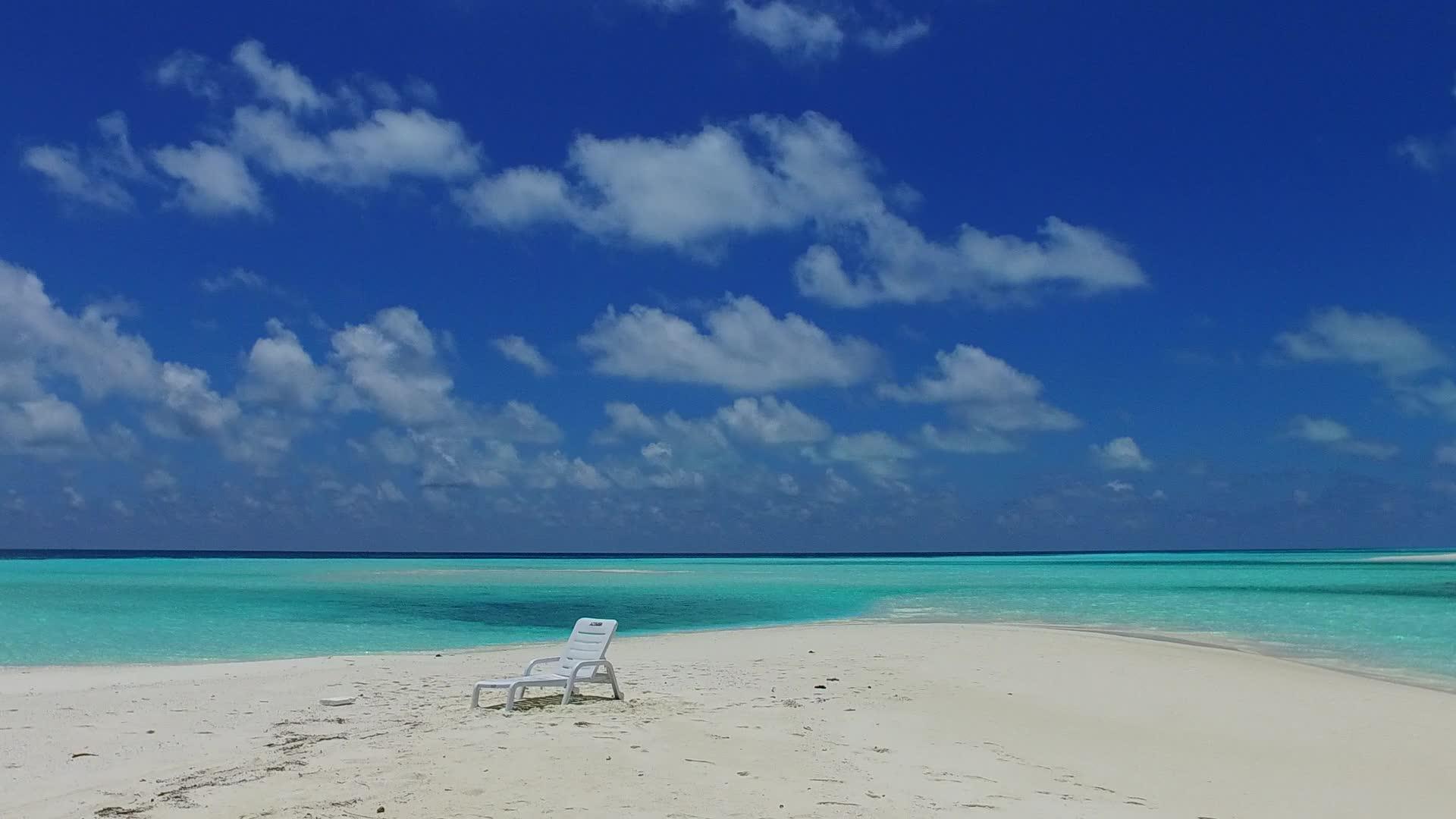 蓝色海洋和沙巴附近的白色海滩背景白色沙滩旅游空间景观视频的预览图