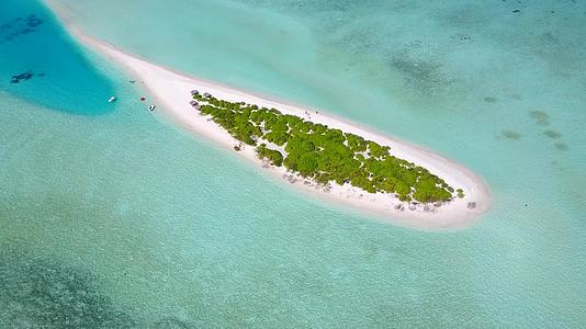 蓝色环礁湖在度假胜地附近以白色沙子为背景狂欢视频的预览图