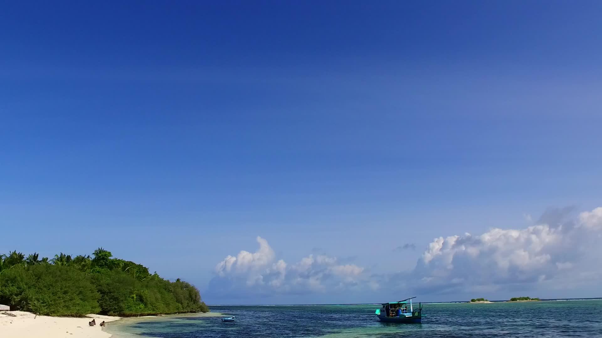 冒险之旅经历了蓝海和近波的白沙底背景视频的预览图