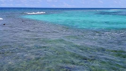 美丽的环礁湖海滩度假浪漫纹理蓝色海边有白色沙滩背景在珊瑚礁珊瑚礁视频的预览图