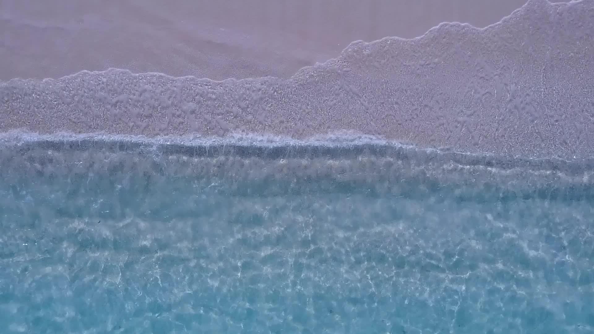 在浅海中断裂的夏季风景下环礁湖海滩呈白色视频的预览图