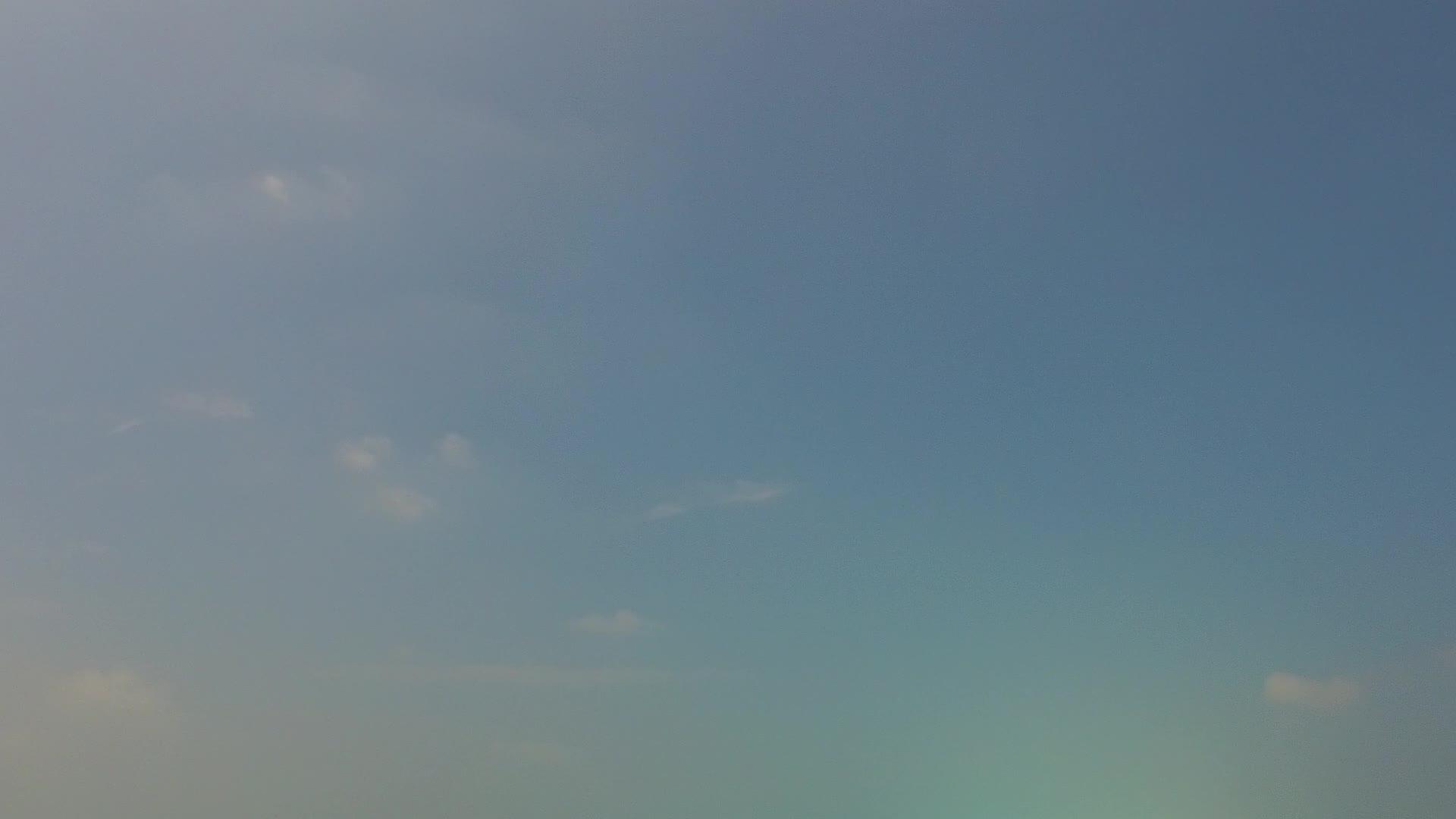 蓝色的水和白色的沙天堂岛海滩视频的预览图
