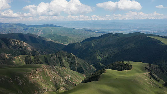 新疆天山高山草原云彩航拍视频的预览图