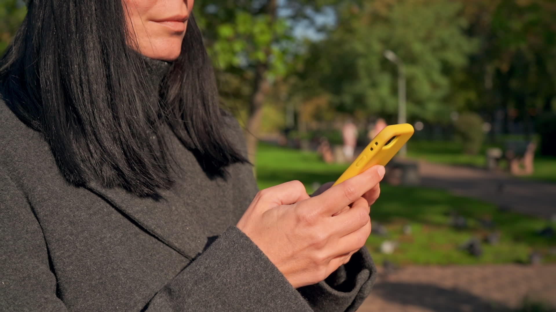 女性在户外拥有智能手机视频的预览图