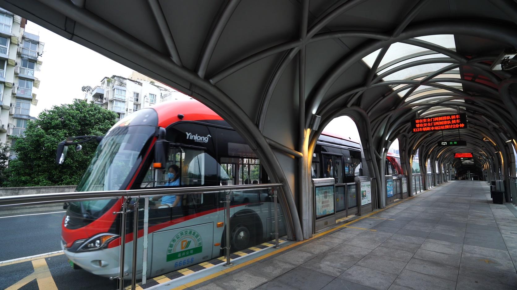 成都BRT快速快捷公交站台实拍素材视频的预览图