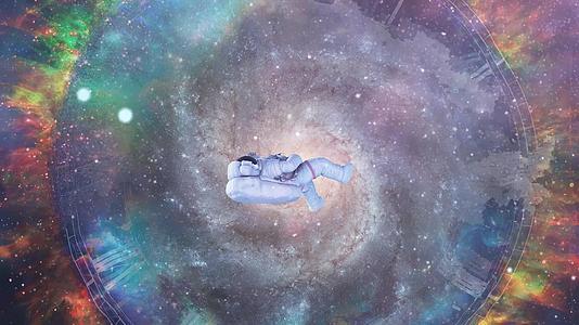 宇航员在美丽多彩的空间中视频的预览图