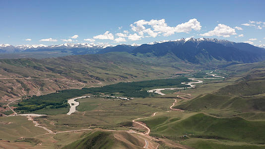 新疆天山高山草原雪山河谷云彩航拍视频的预览图