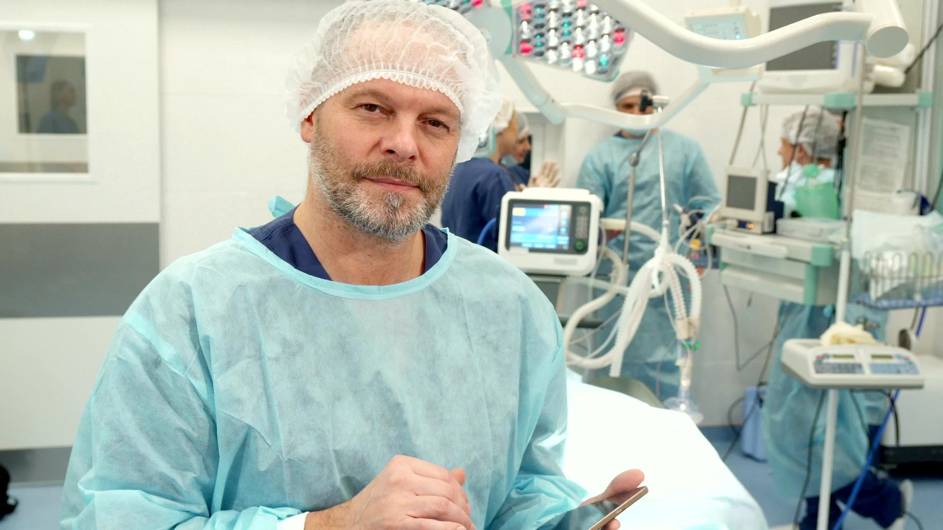外科医生在手术室用药片视频的预览图