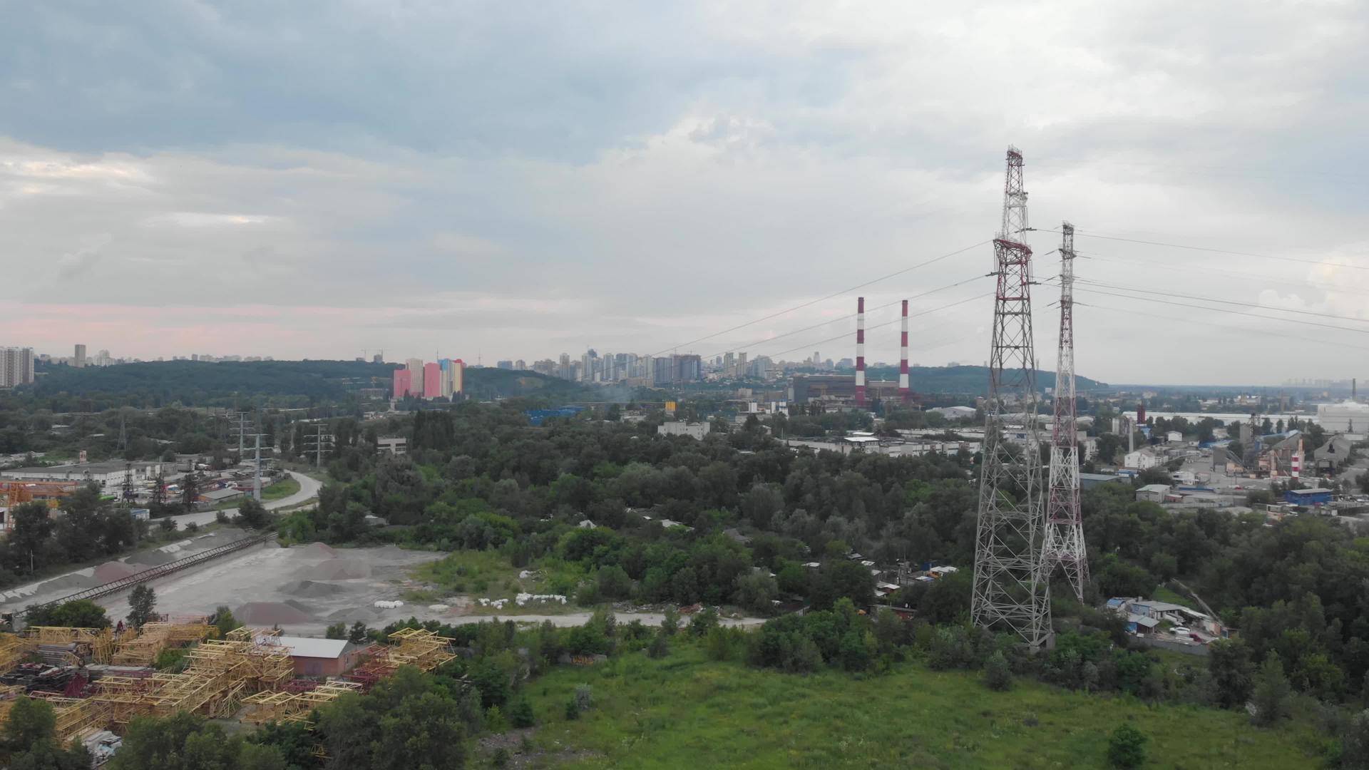 工业城区高压电线塔塔Kyivukraine郊区外层视频的预览图