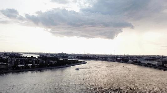 俄罗斯在夏天飞越市中心的河流和堤岸Ste视频的预览图