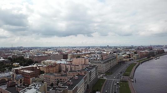 俄罗斯在夏天飞越市中心的河流和堤岸Ste视频的预览图