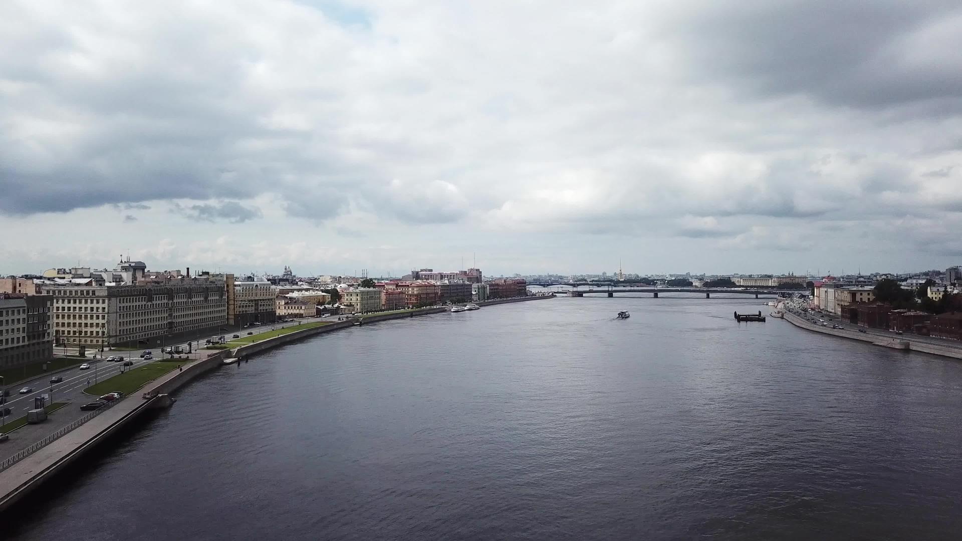 夏天飞越市中心的河内河视频的预览图