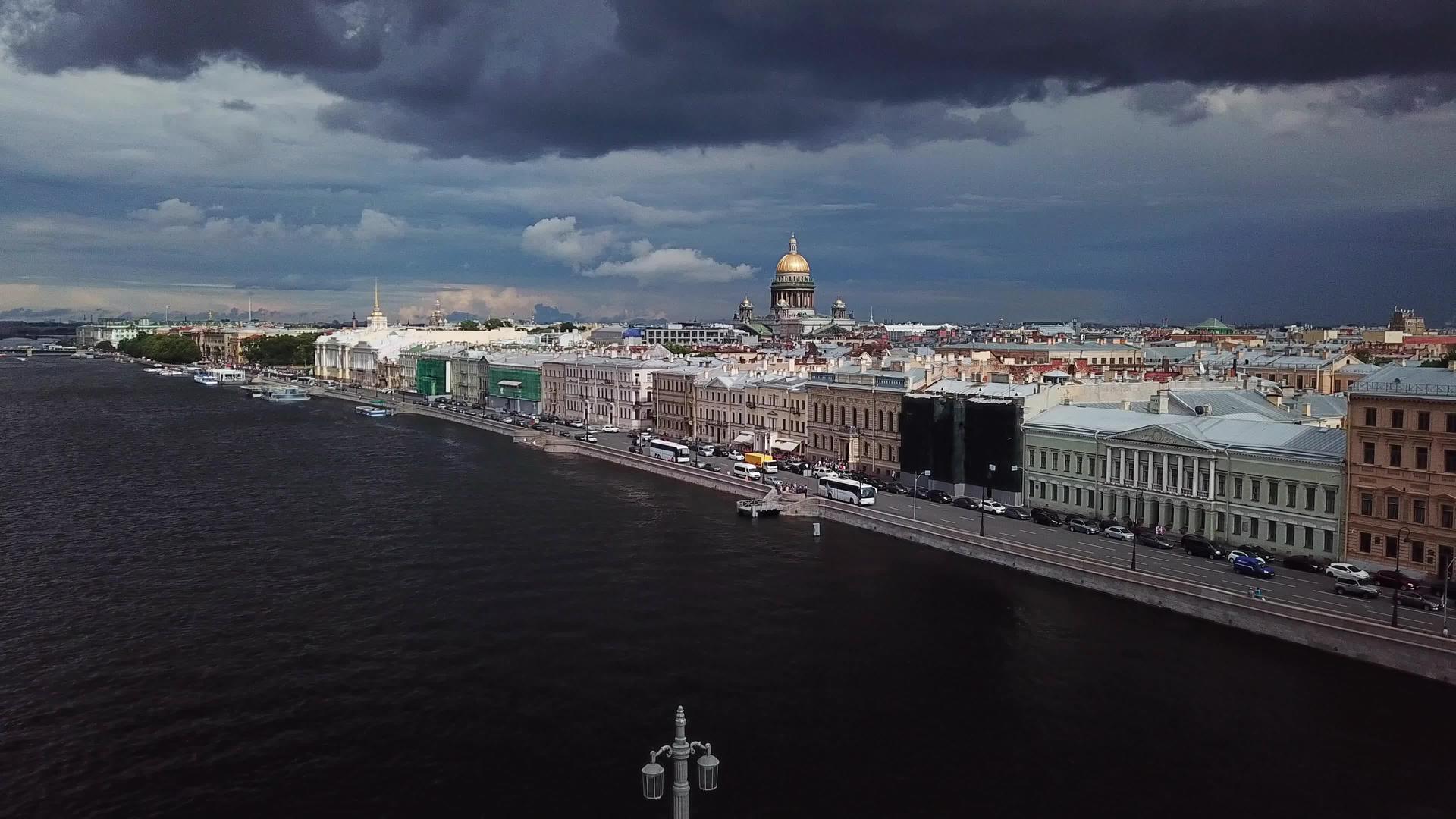 夏天飞越市中心的内华河Blagoveshensky视频的预览图