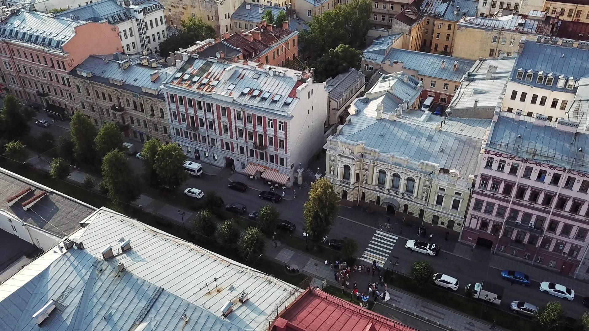 夏天的一天飞越市中心furshtatskaya街视频的预览图