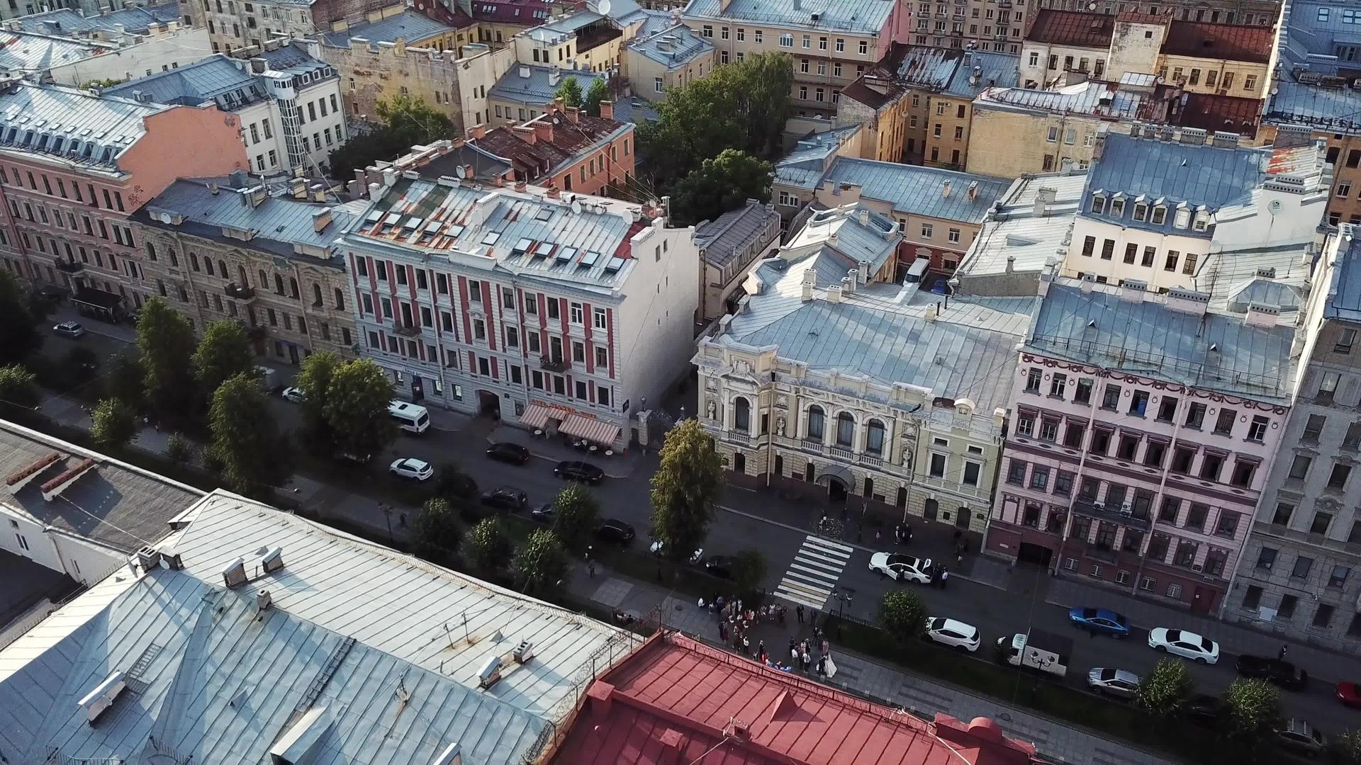 夏天的一天飞越市中心furshtatskaya街视频的预览图