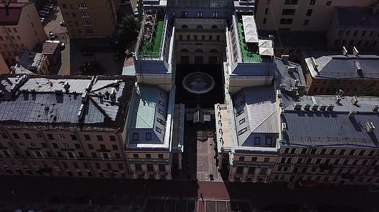 夏季飞越市中心真理街冬宫酒店视频的预览图