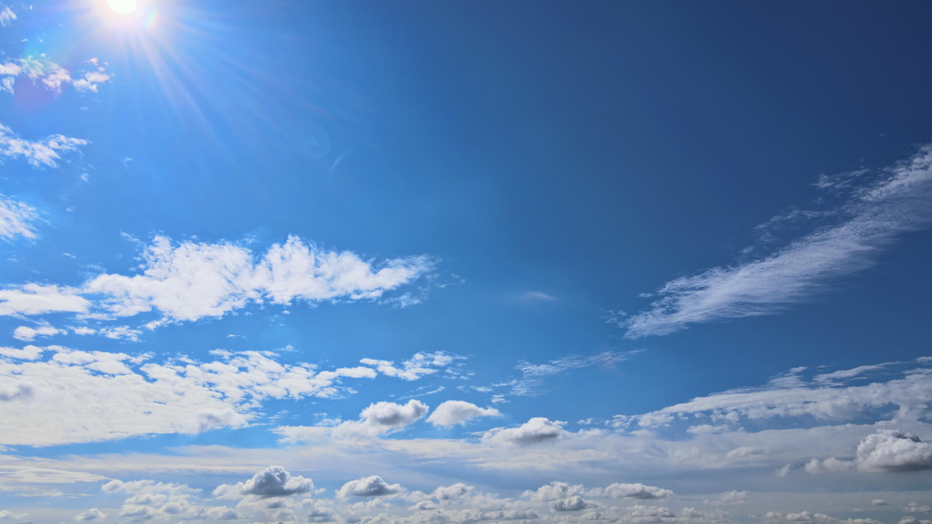 柔软的白云在蓝天和太阳上缓慢移动视频的预览图