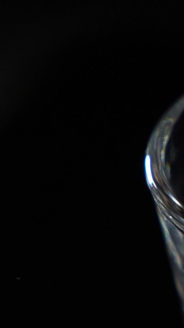 透明水杯倒酒倒水空镜头素材视频的预览图