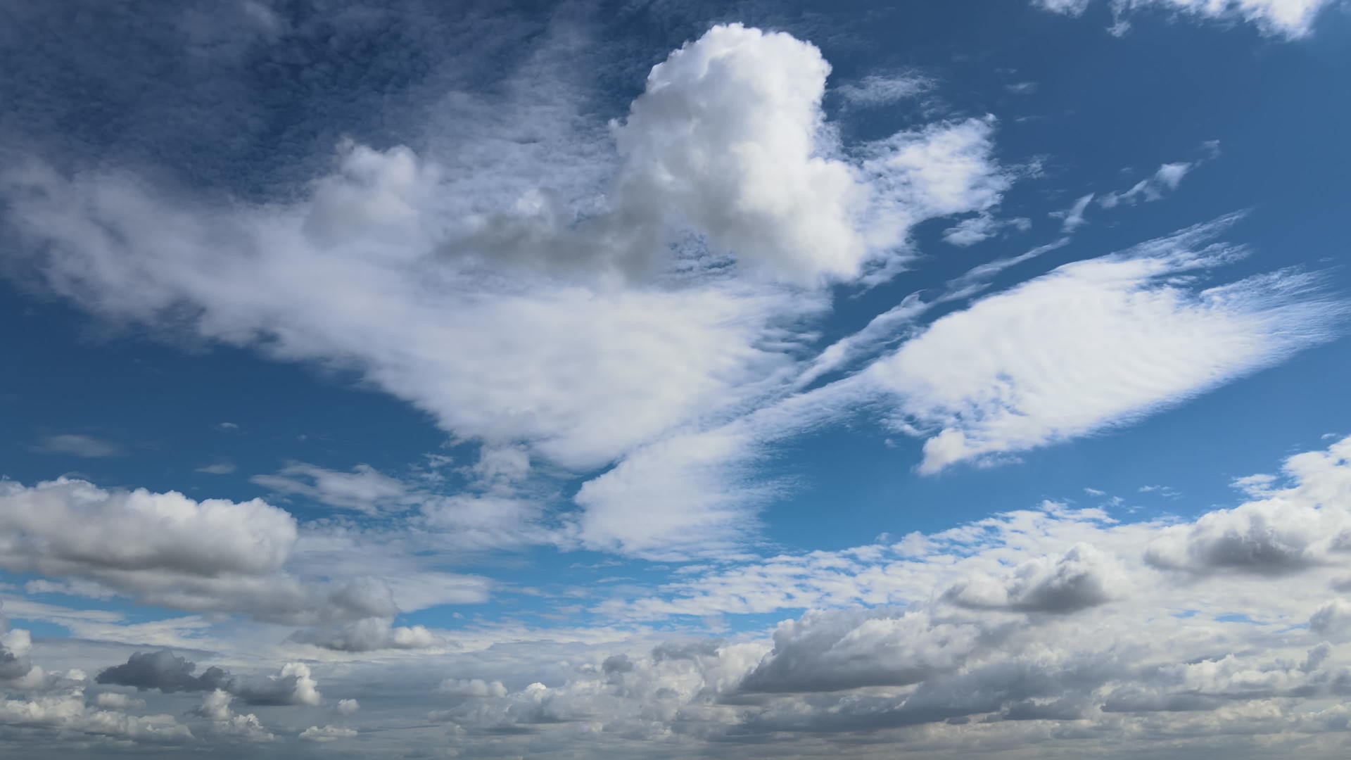 蓝天中白色运动云的美丽全景令人惊叹的时光视频的预览图