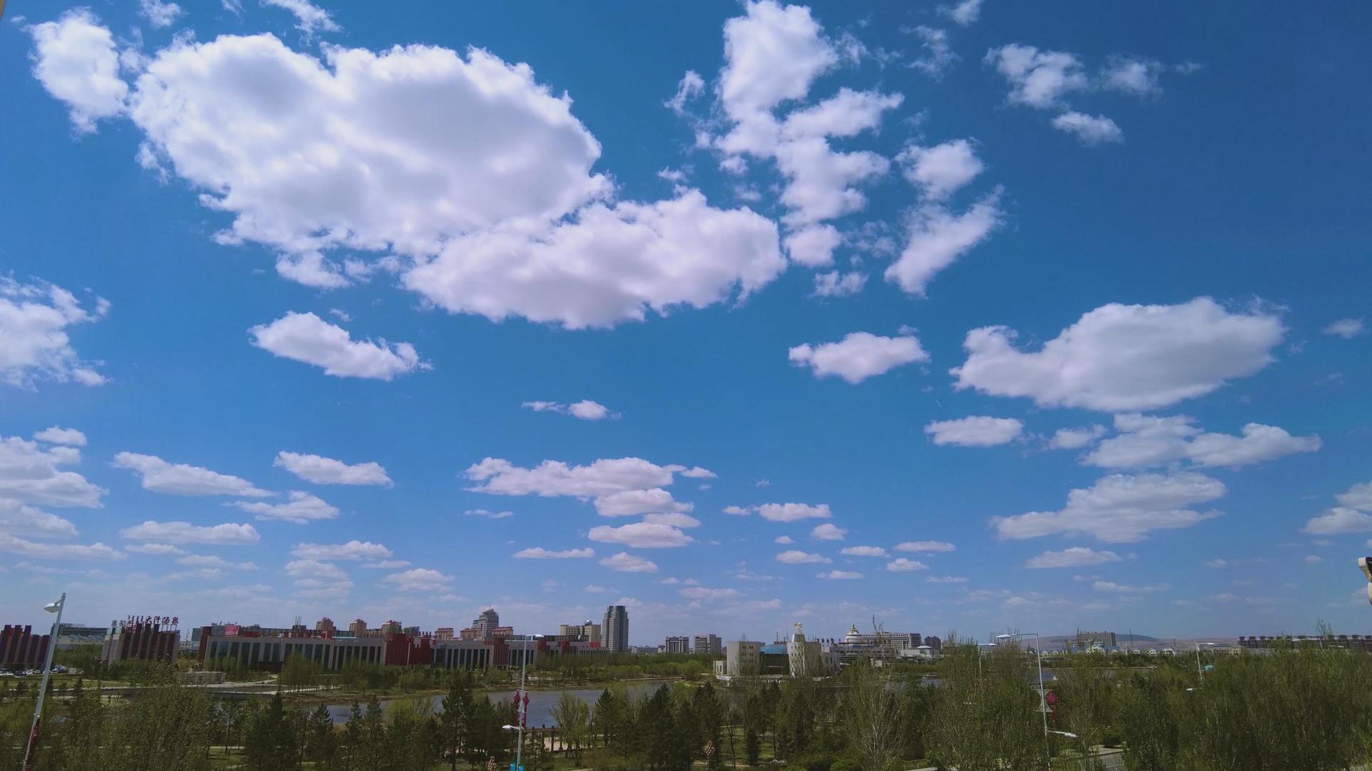 4k延时拍摄蓝天下的白云翻滚以及城市街景车流人流视频的预览图