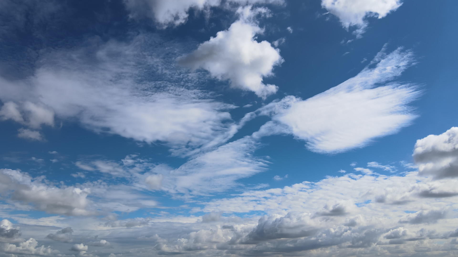 美丽的飞云在天空下缓缓落下令人惊叹视频的预览图