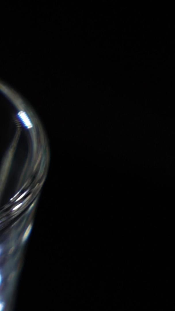 透明水杯倒酒倒水空镜头素材视频的预览图
