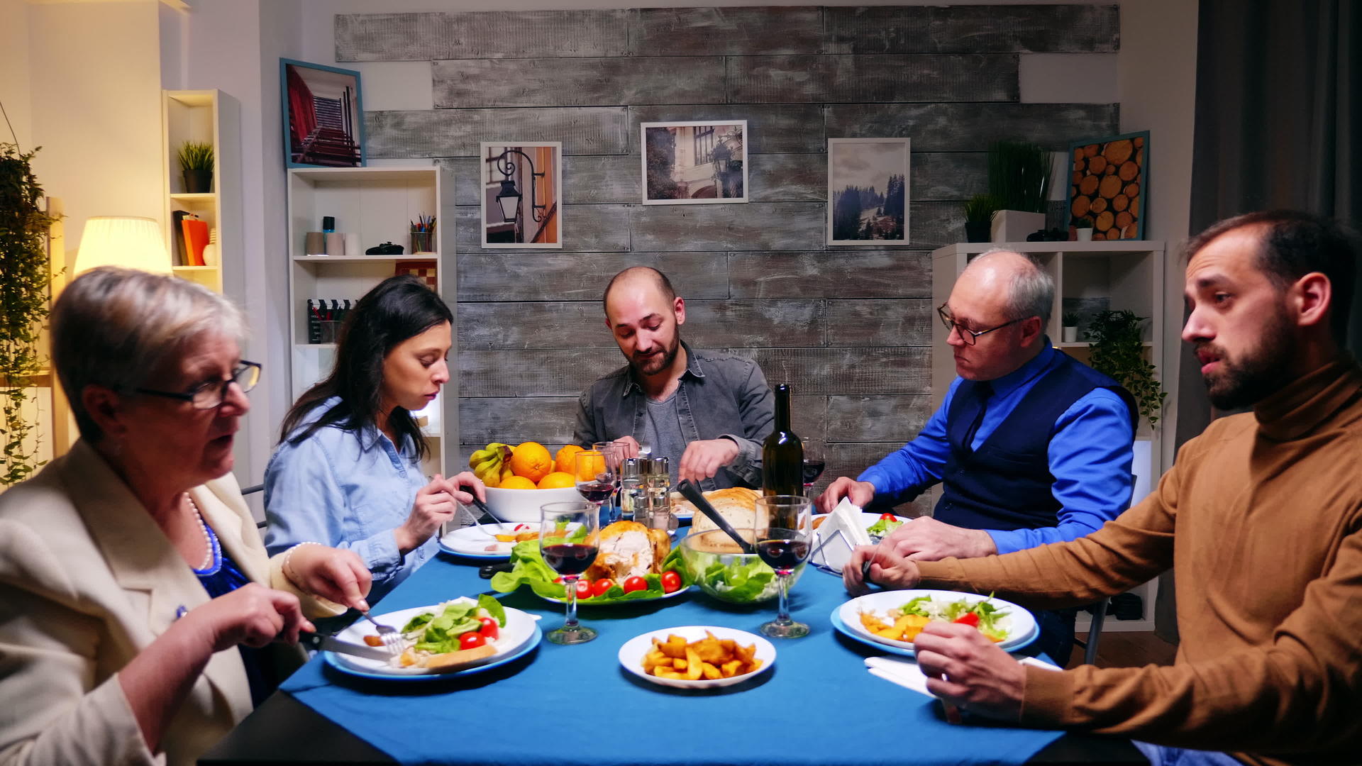 留着长胡子的年轻人享受着与家人一起吃的美味晚餐视频的预览图