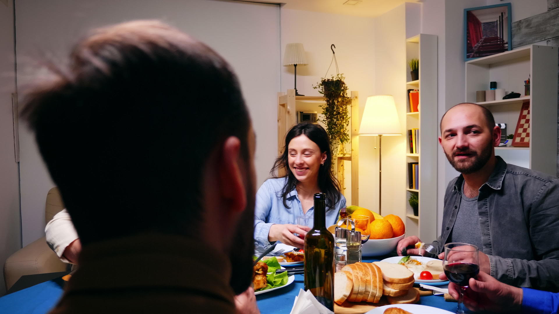 母女俩在晚餐上聊天这是一个非常有趣和快乐的家庭一个快乐的家庭一个快乐的家庭视频的预览图