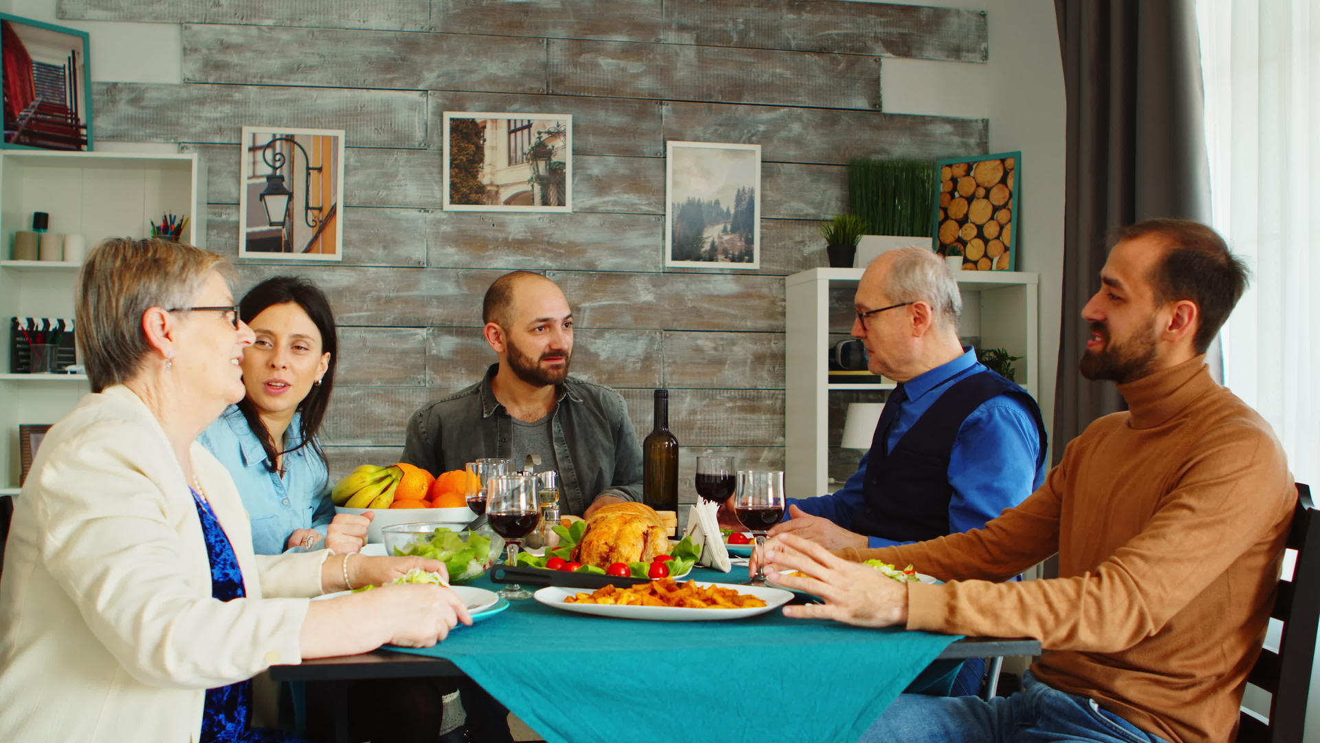 朋友和家人在舒适的家里一起吃饭视频的预览图