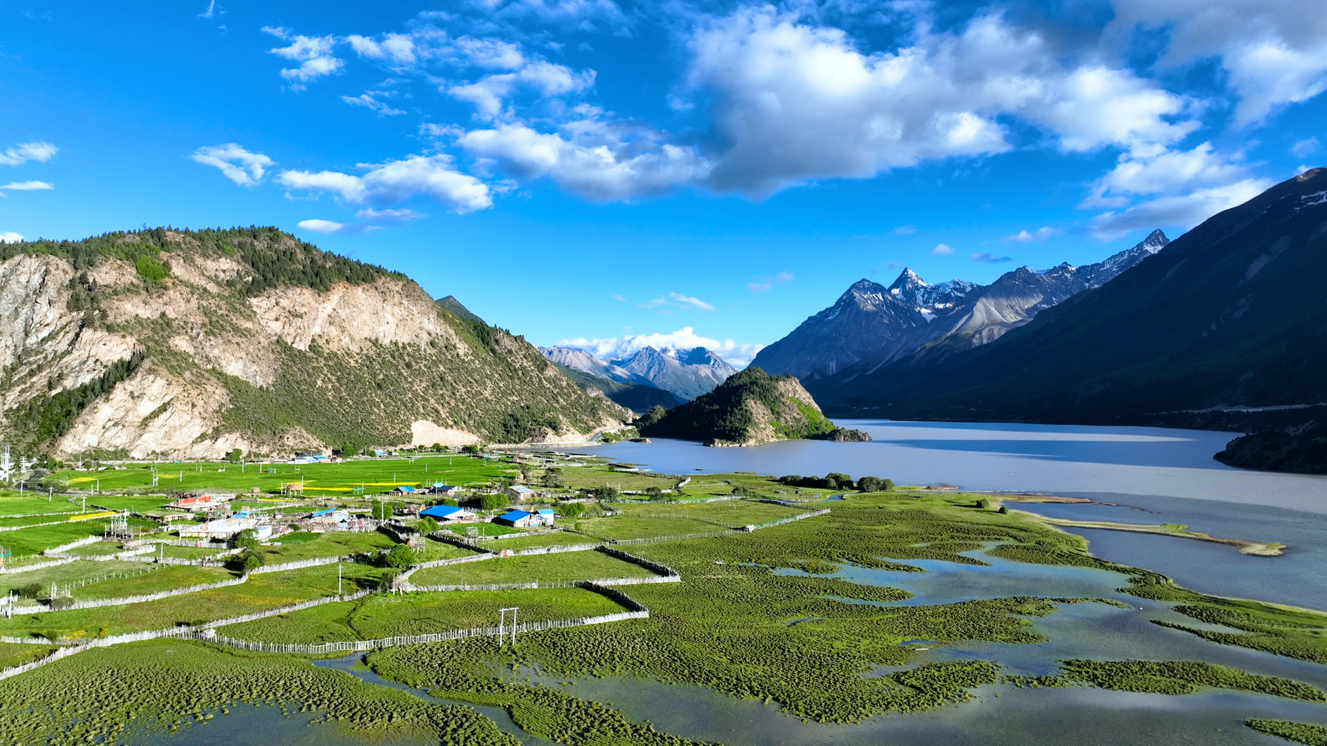 西藏旅游川藏线乌湖雪山湖景4k素材视频的预览图