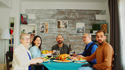 晚餐时家人拍摄的第一个视角镜头和朋友打了视频电话视频的预览图