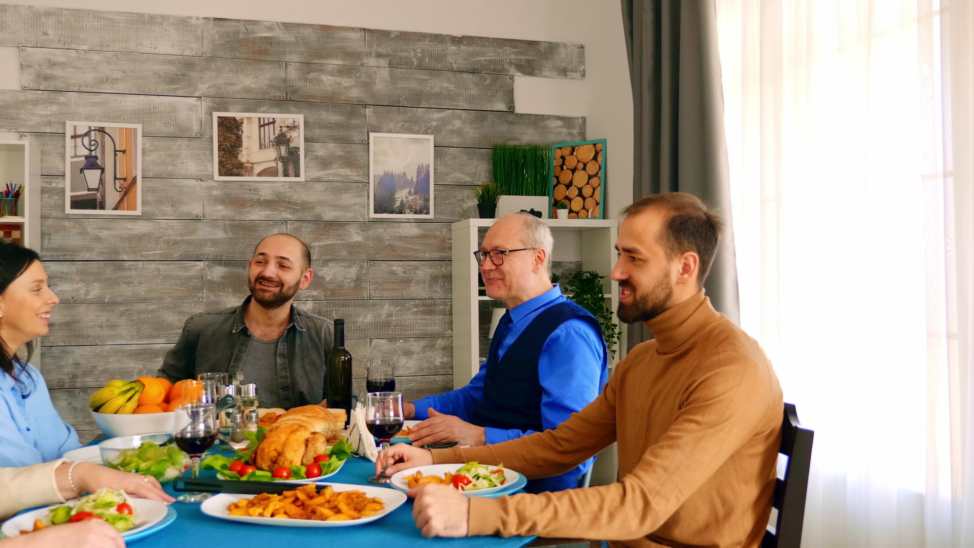 快乐的家庭享受美味的晚餐烤鸡视频的预览图