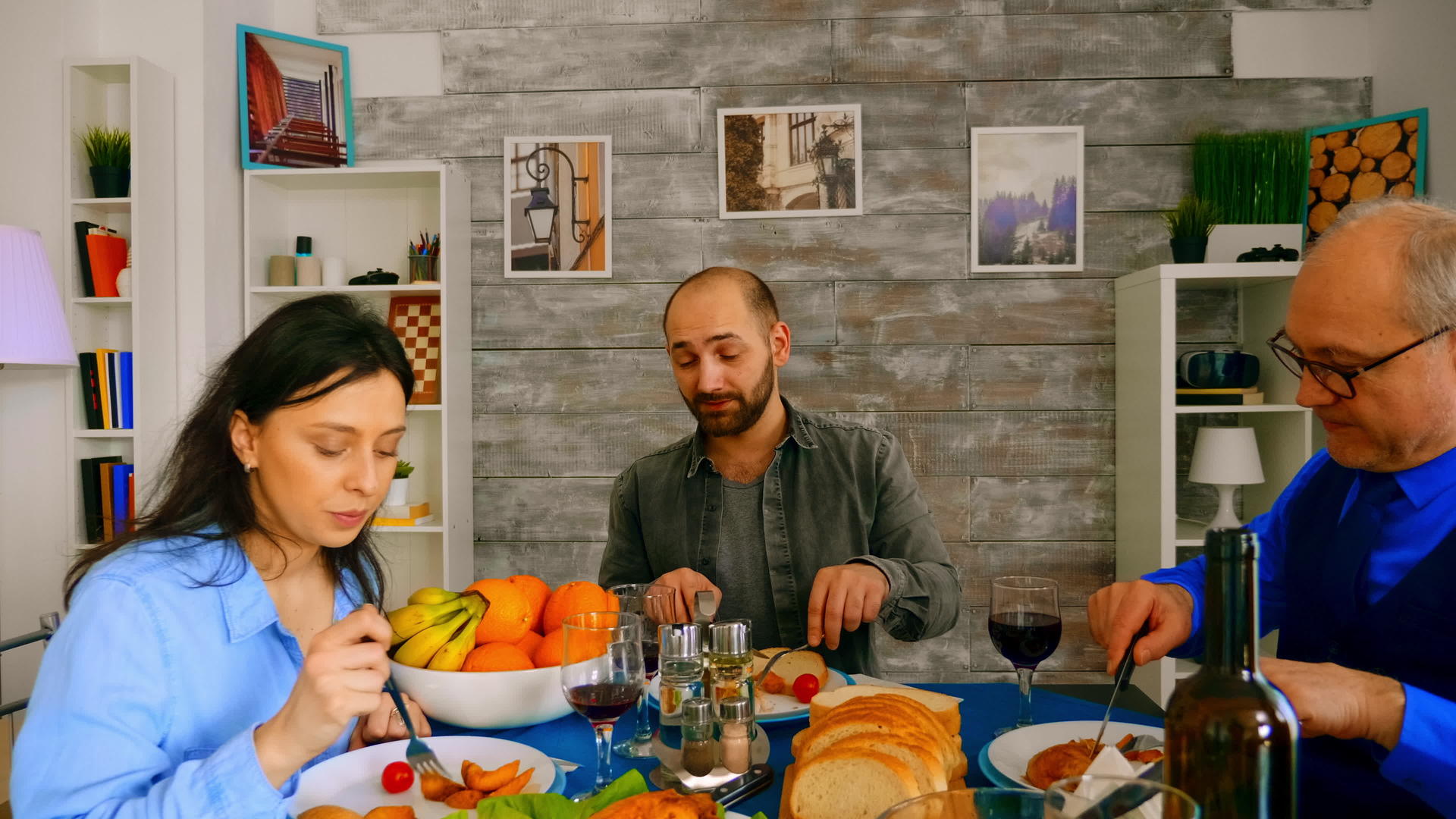 家庭在晚餐时享受美味的餐饮放大镜头视频的预览图