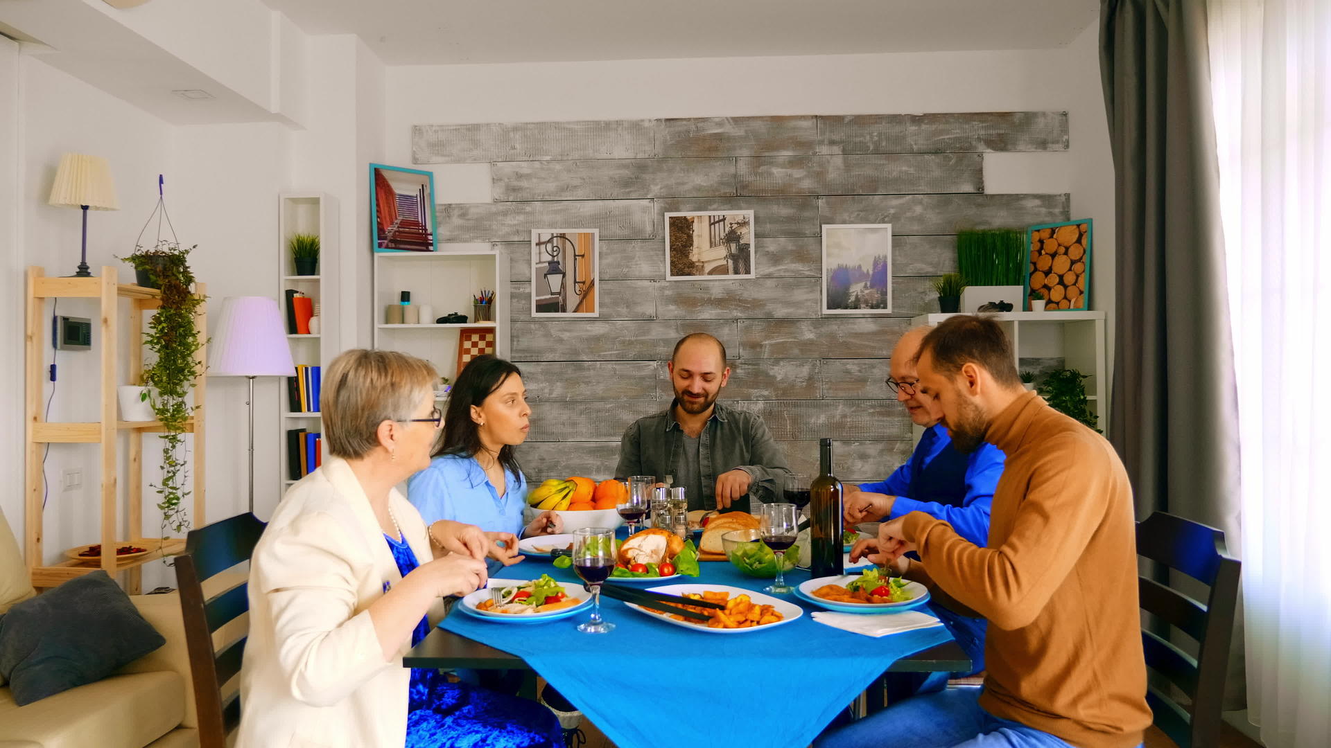 家庭在晚餐时享受红酒的快乐视频的预览图