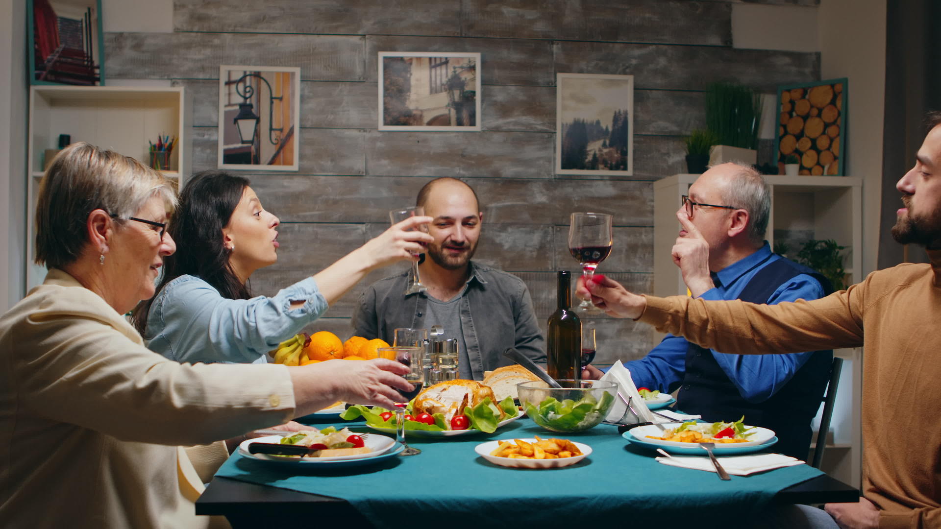 一代又一代的朋友在周日深夜的多代家庭晚宴上分享红酒视频的预览图