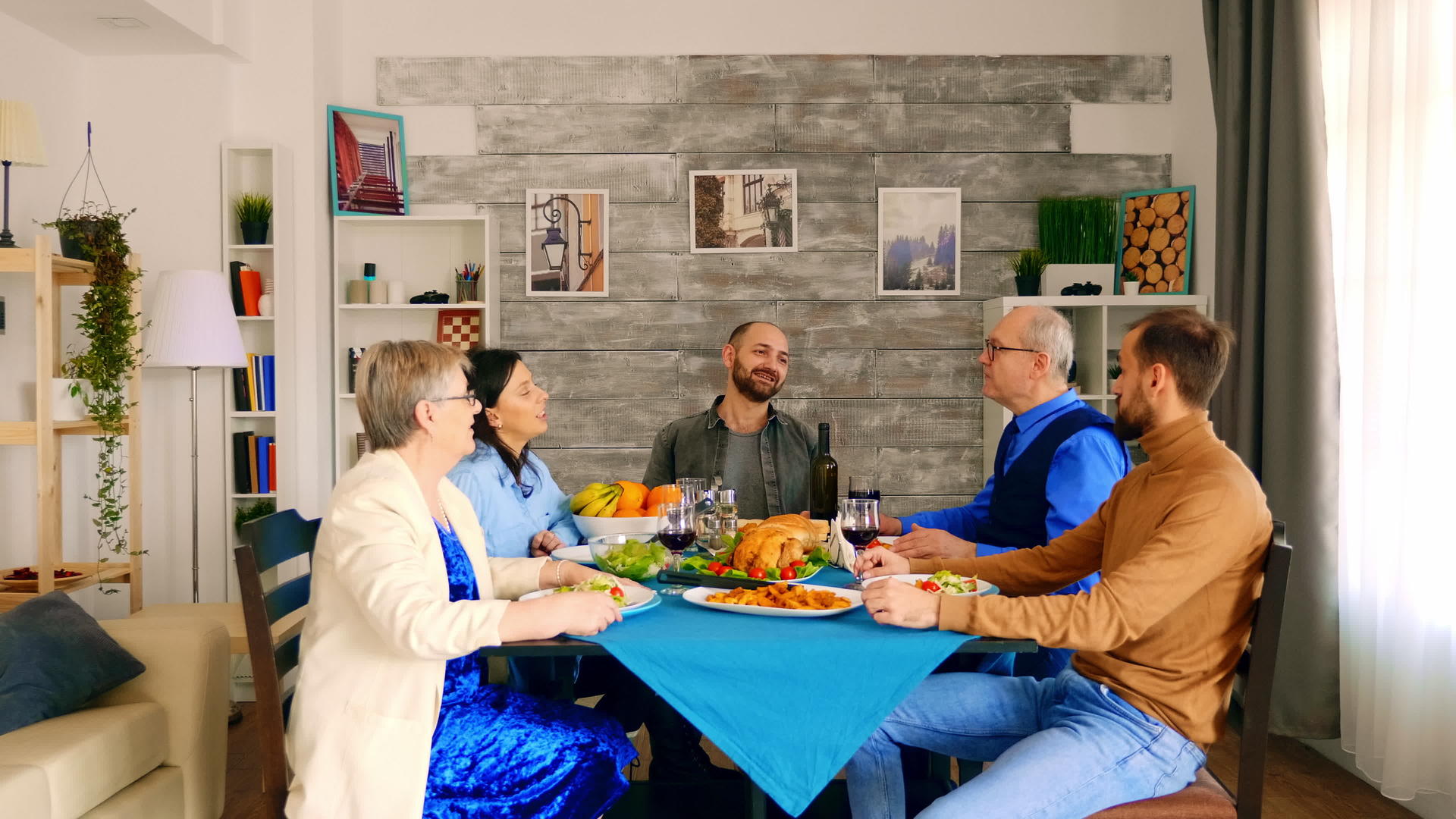 一代又一代多代美丽的家庭在舒适明亮的房间里共进晚餐视频的预览图
