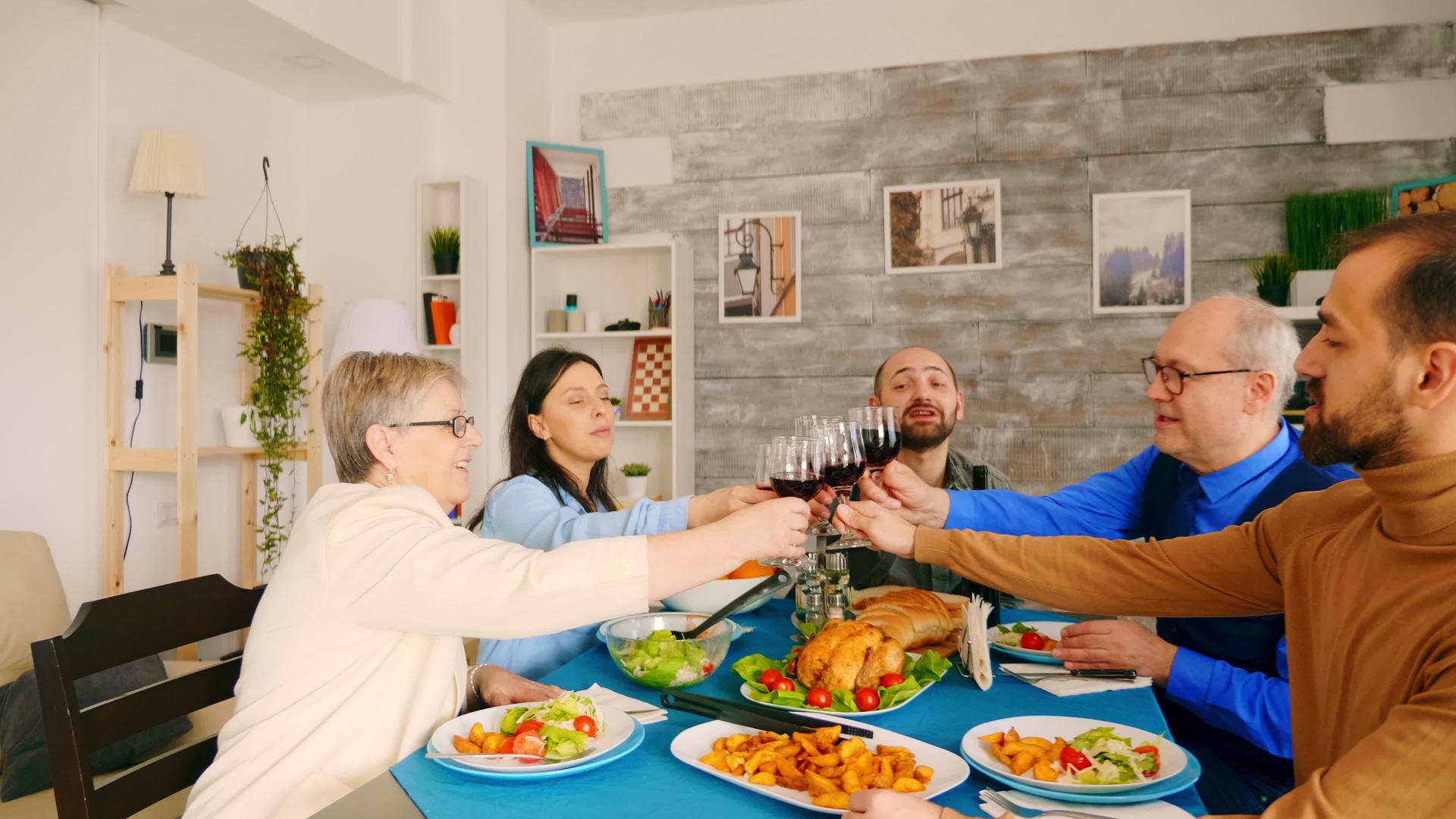 家庭在晚餐时喝红酒吃美味的食物视频的预览图