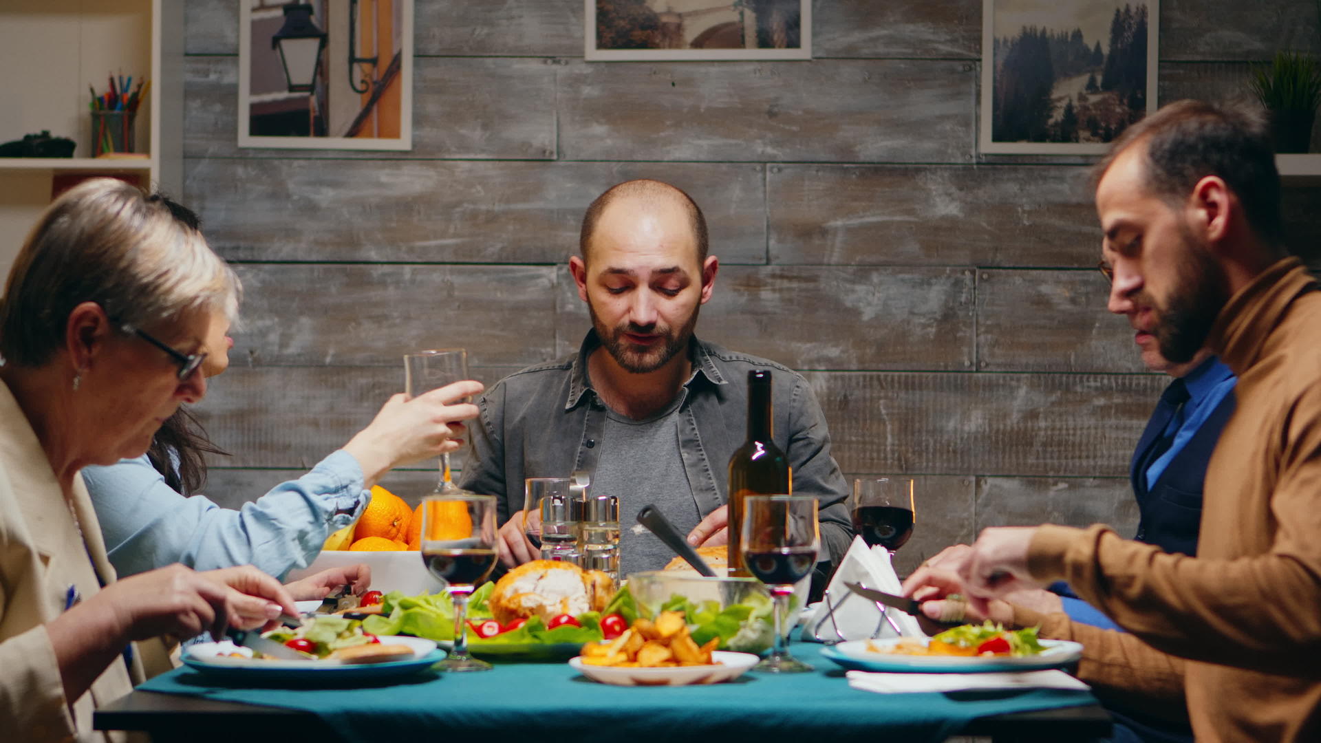 在几代人的家庭晚餐上喝一杯红酒美味的日餐和夜餐视频的预览图