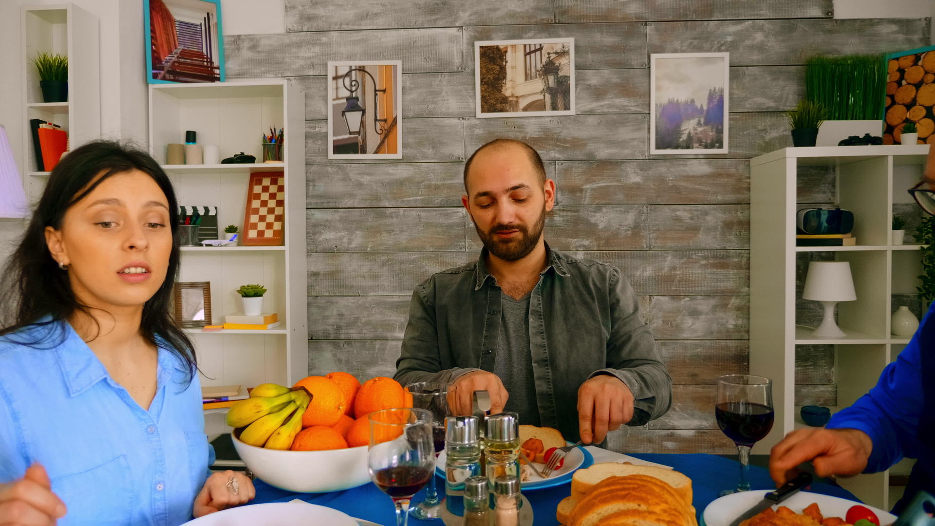 六十多岁的男人在家庭晚宴上用面包为妻子服务视频的预览图