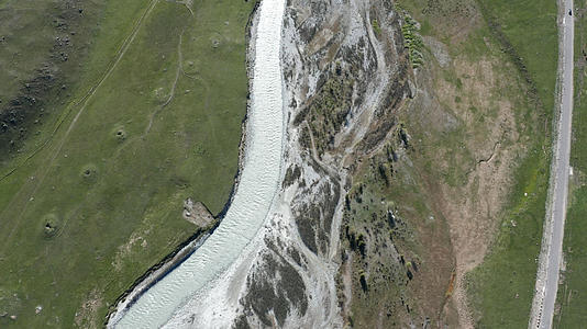河流俯拍航视频的预览图