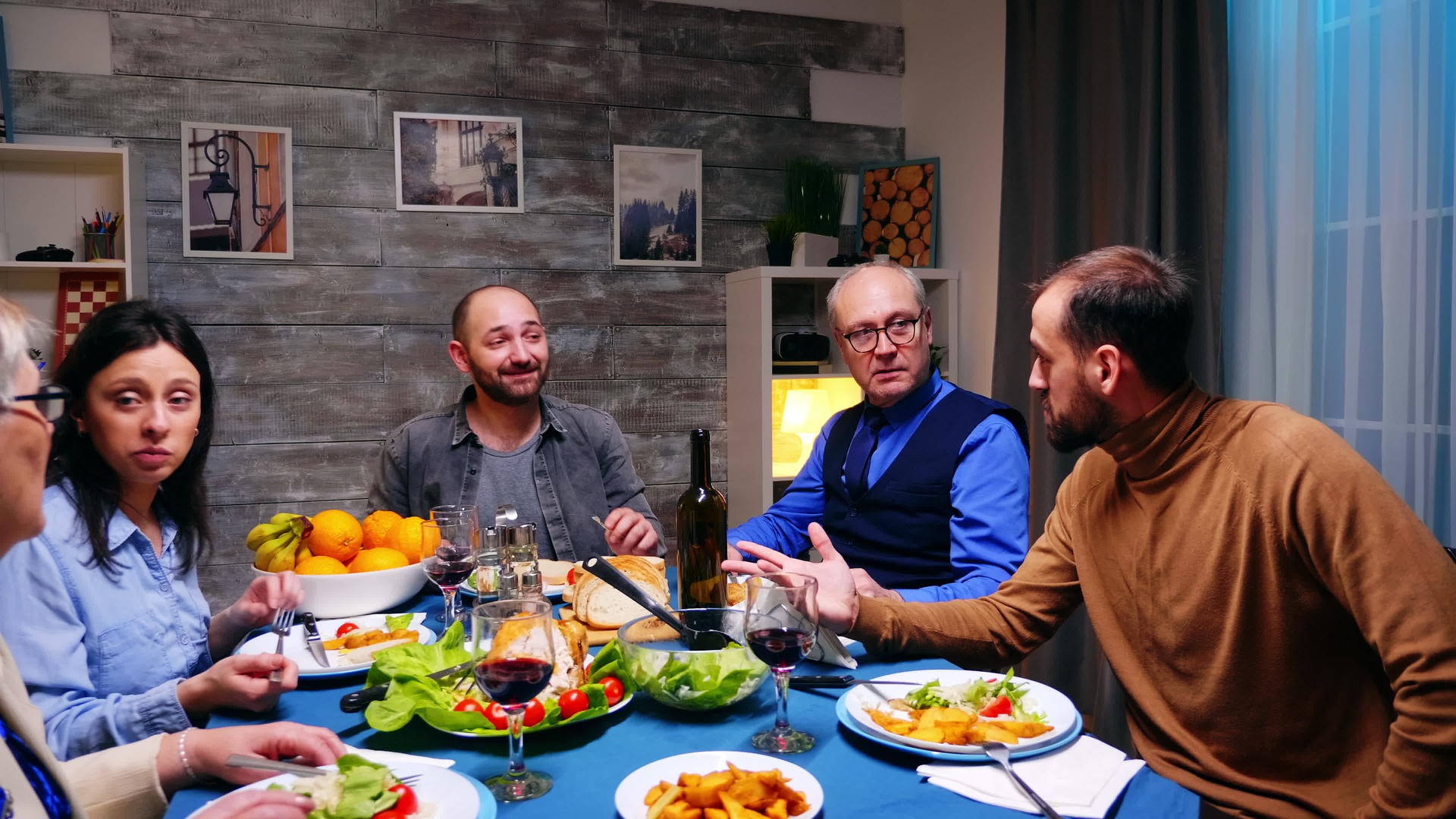 晚餐时两个儿子和父亲聊天美味的食物和笑声视频的预览图